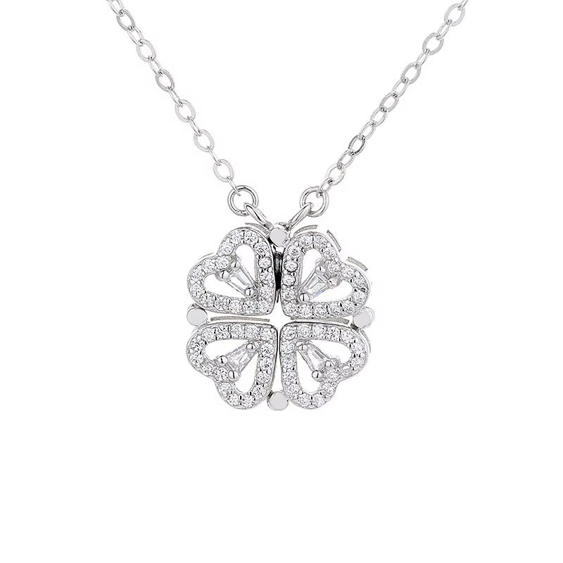 🌟 Collier Trèfle à Quatre Feuilles en Cœurs